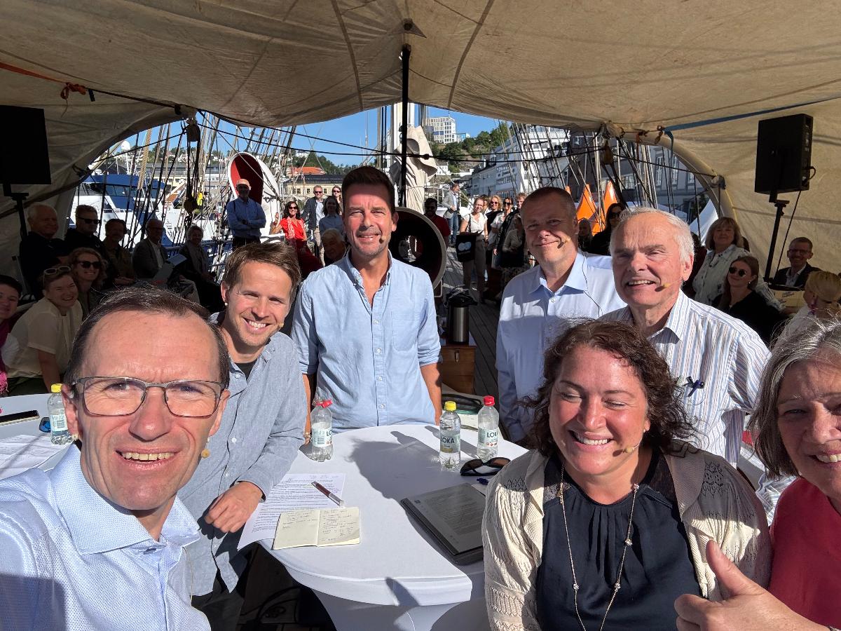 Etter debatten om Polhavet 2050, tok utenriksministeren en selfie med deltakerne.