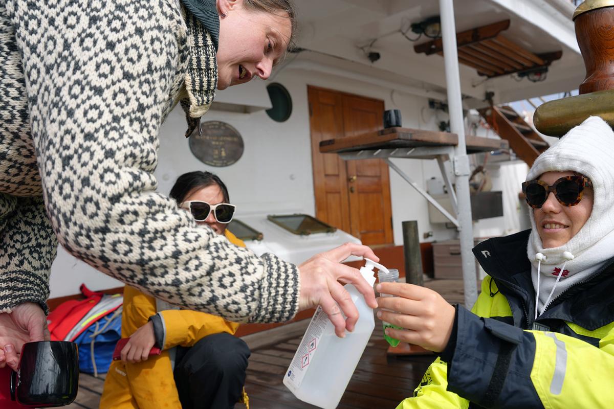 Iva Pitelkova legger til litt håndsprit.