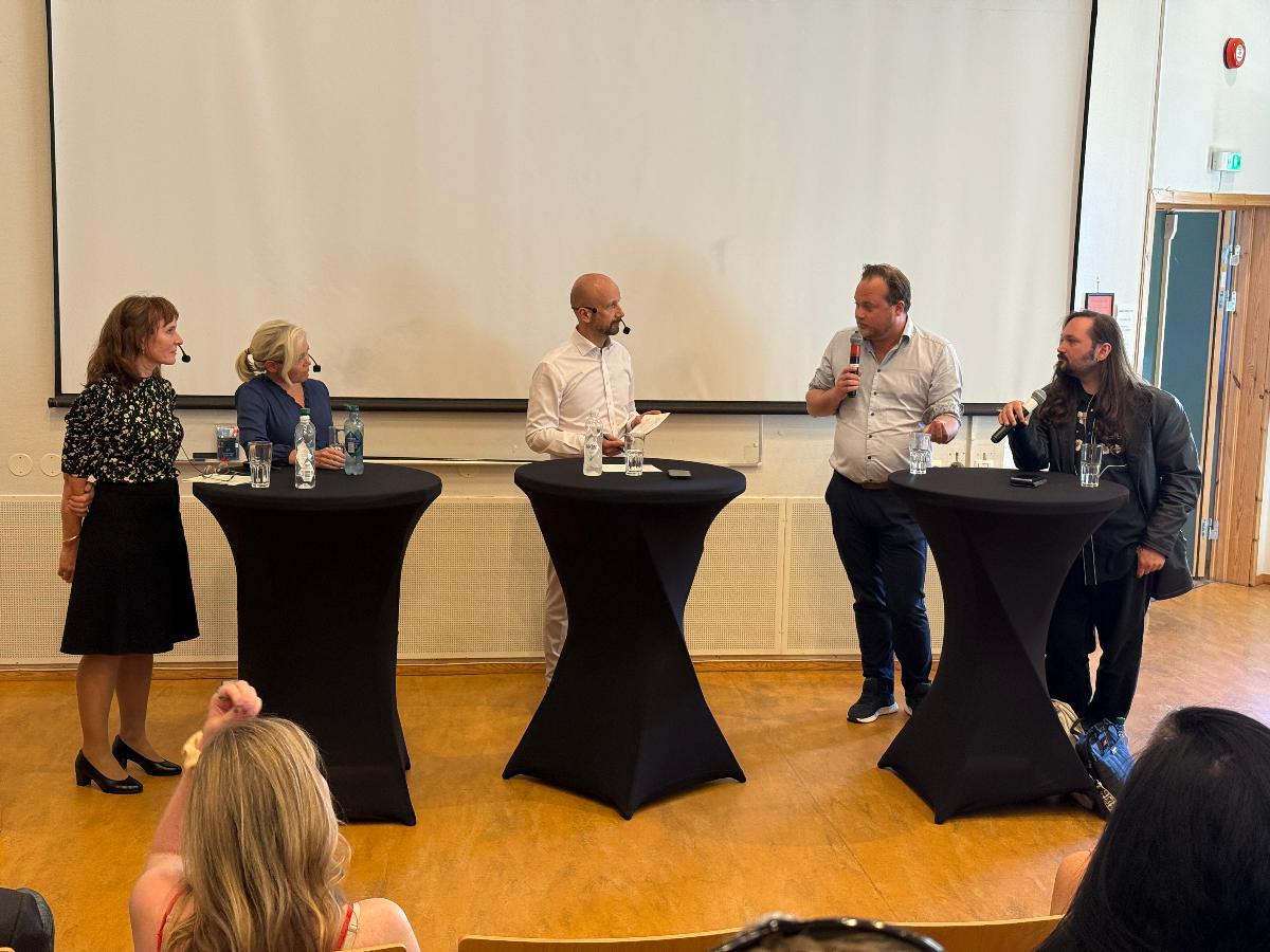Jonas Stein sammen med andre paneldeltakere