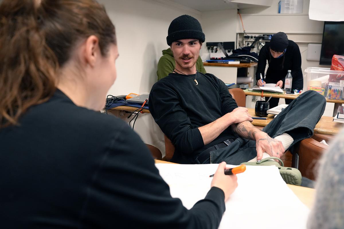 To personer snakker sammen.