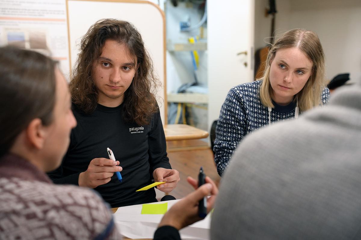Loan Renaud (t.v.) fra Sorbonne Université i Frankrike og Sanne Bergman som er stipendiat ved Norges arktiske universitetsmuseum. 