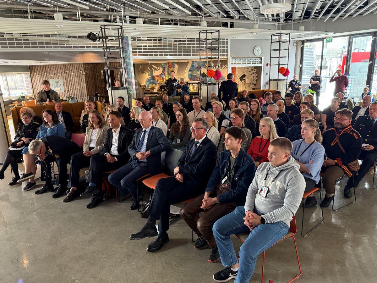 Studenter og andre på åpningen av politihøgskolen