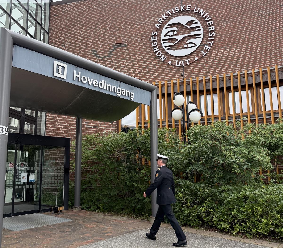 En politimann får inn i UiT Alta