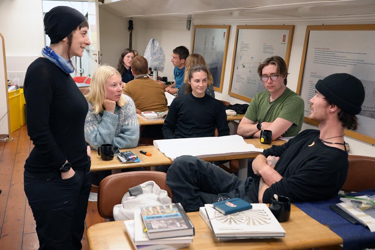 Melania Borit i samtale med studentene.