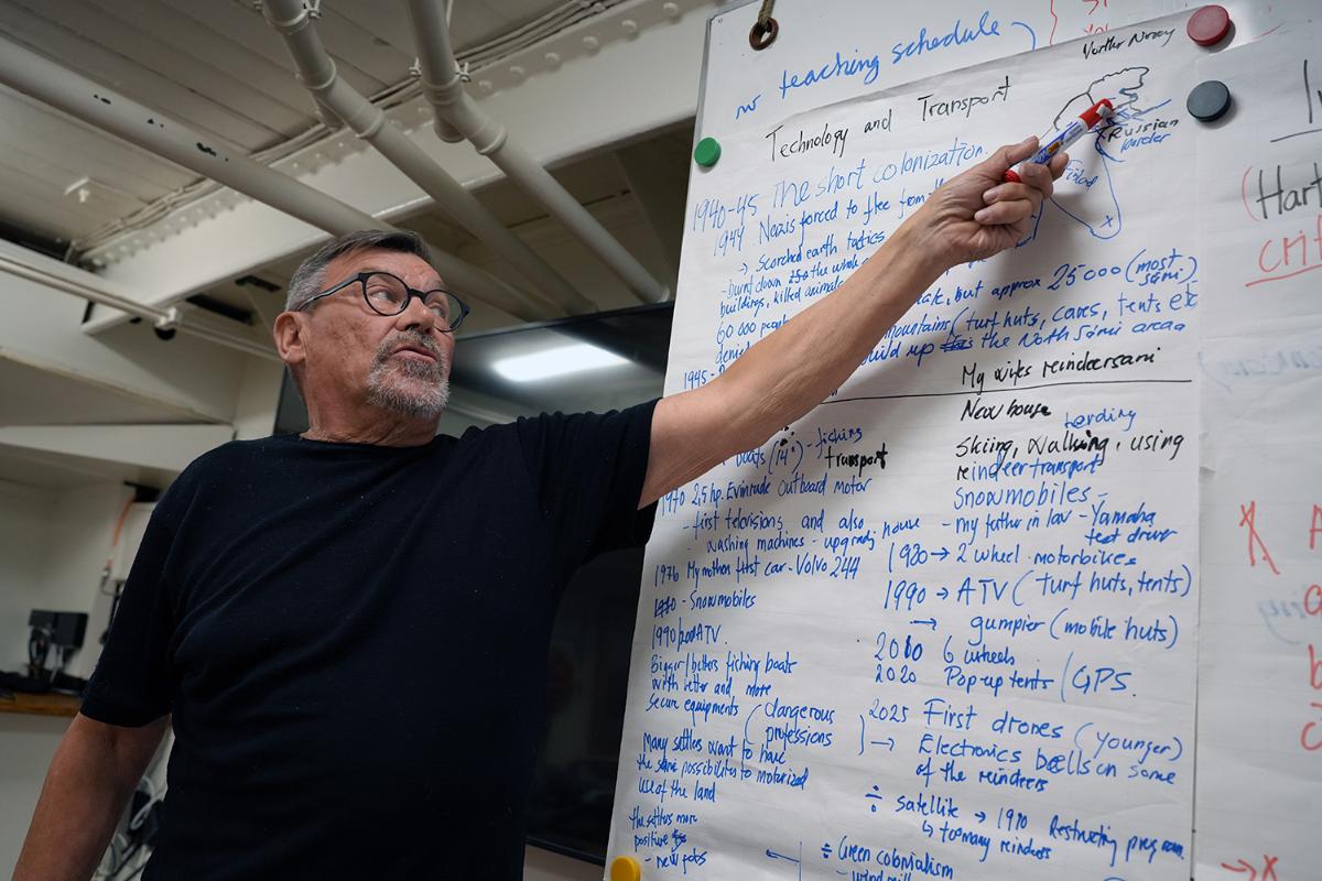 Person peker på en plakat