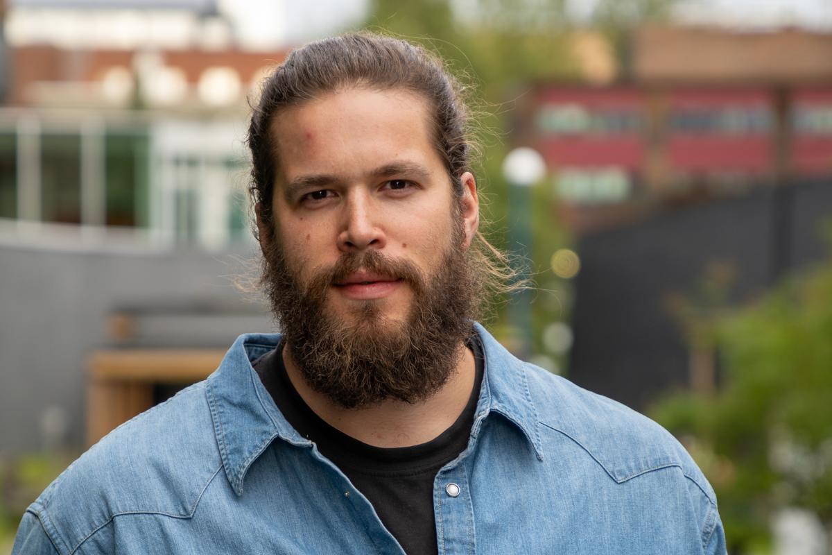 Troy Saghaug Broderstad er førsteamanuensis i statsvitenskap ved UiT Norges arktiske universitet