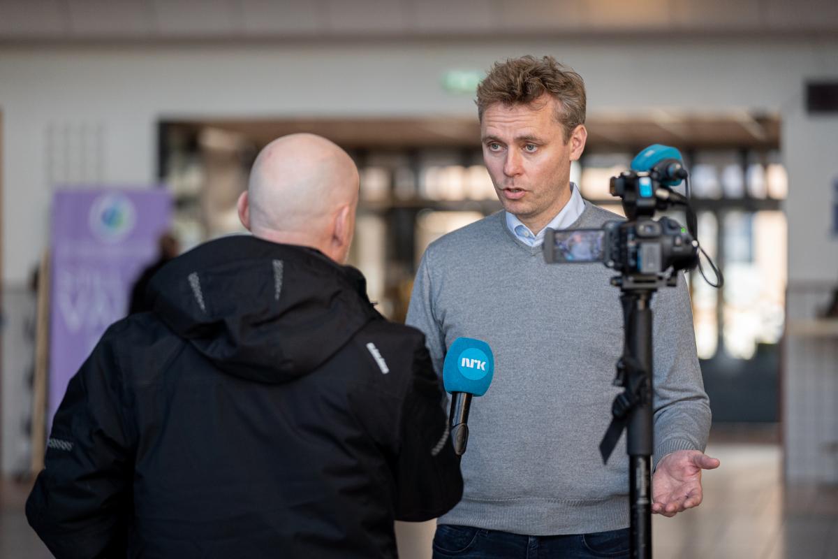 – Frie medier er avgjørende for at vi skal få korrekt informasjon om hva politikere holder på med, sier Broderstad. Her blir tidligere forsknings- og høyere utdanningsminister Ola Borten Moe (Sp) intervjuet av NRK på UiT i 2022. Foto: Tomas Rolland/UiT.