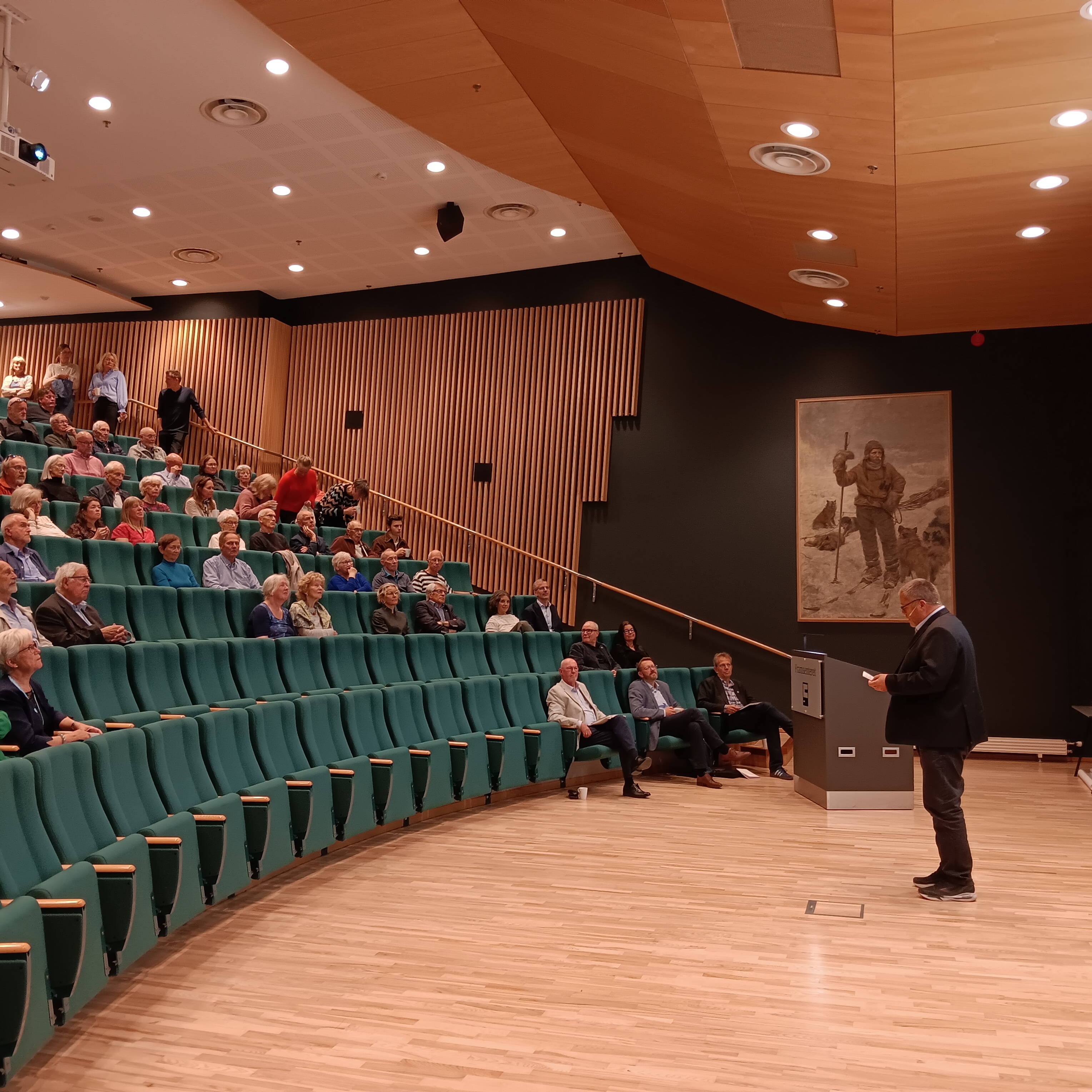 20250821_103939.jpg En person taler i et audiotorium.