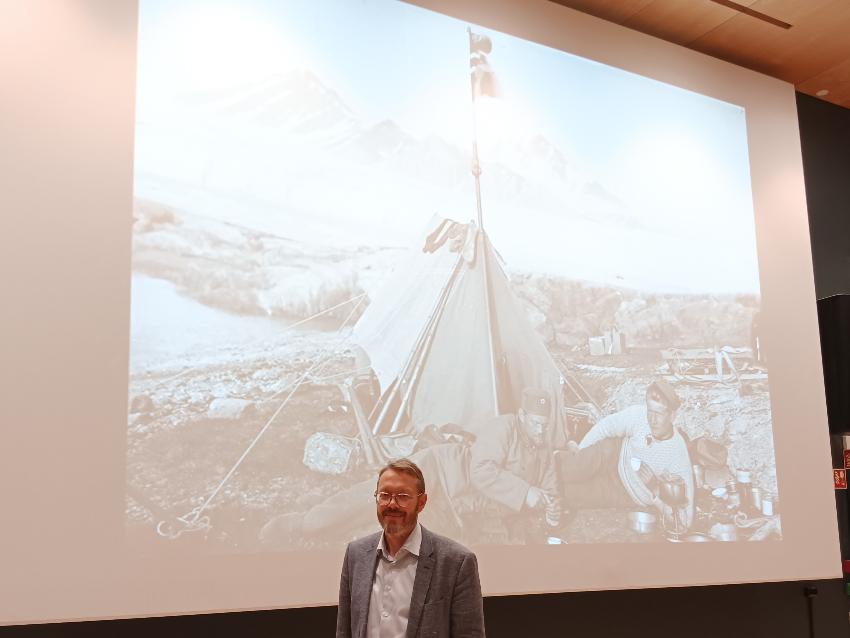 Person som står foran en skjerm