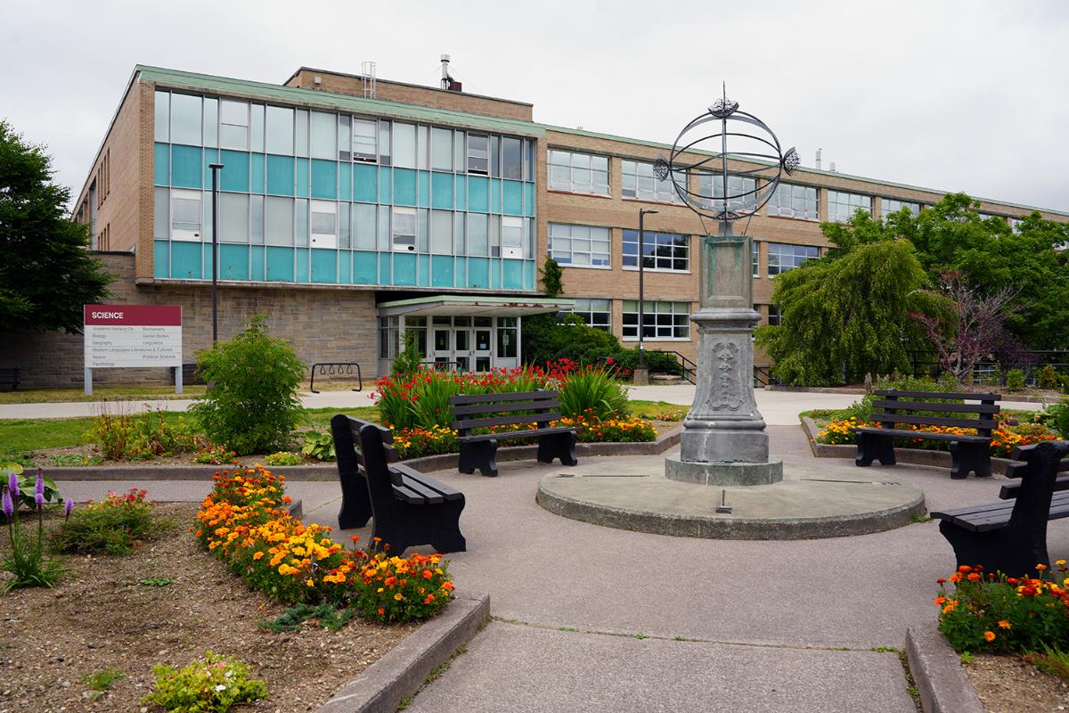 Bygninger med blomster foran