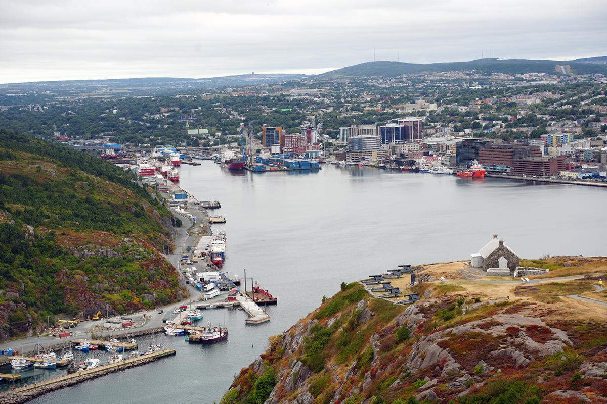 Havna ligger godt beskyttet bak det trange sundet. 