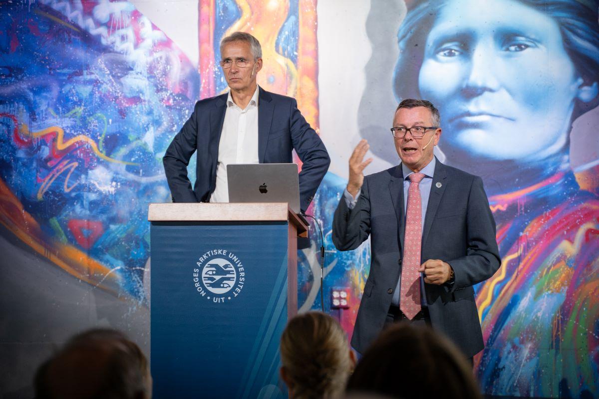 Jens_Stoltenberg_UIT_29613_Foto_Tommy_Skum_Hansen.jpg UiTs rektor Dag Rune Olsen og Jens Stoltenberg