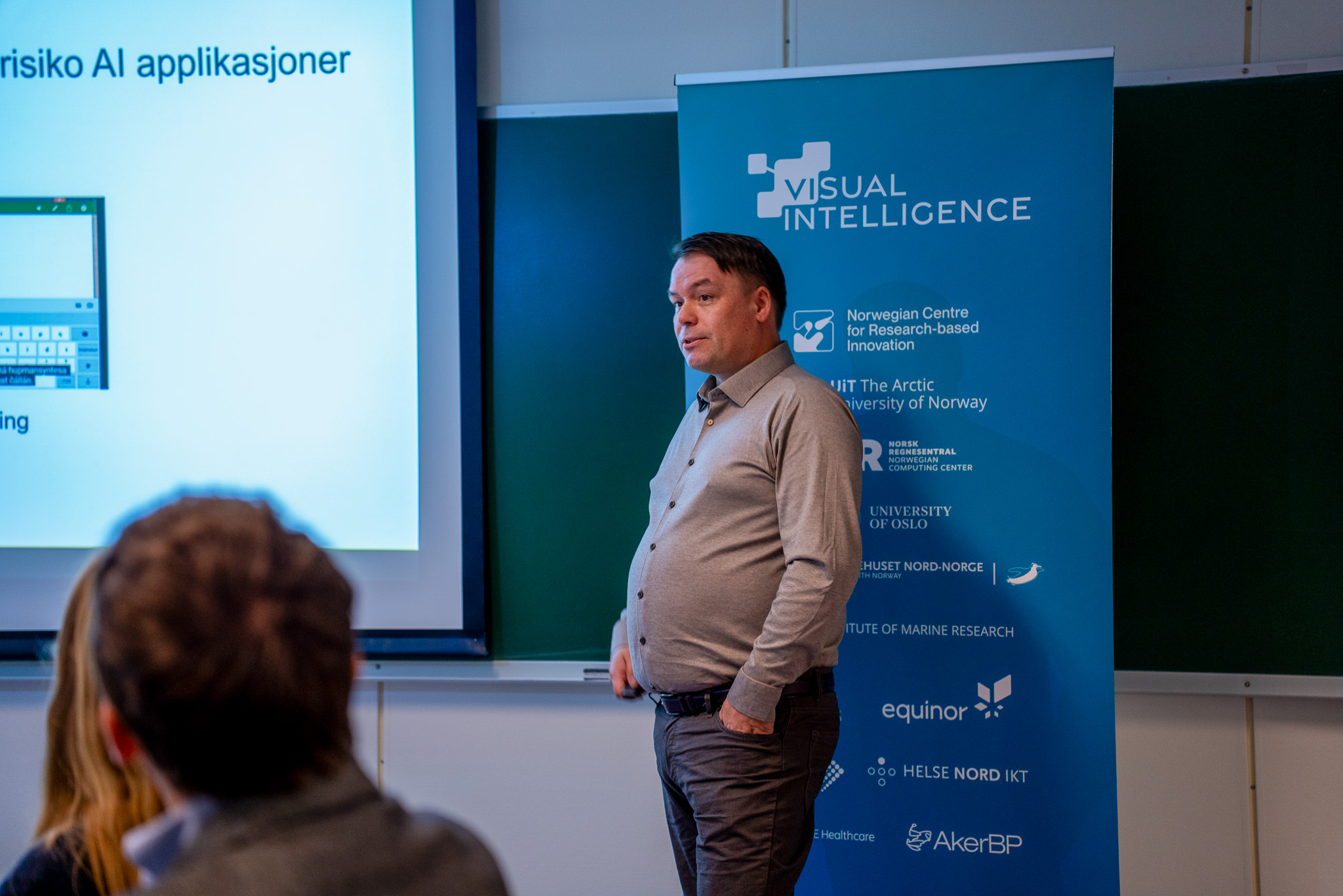 En mann presenterer forskningen sin