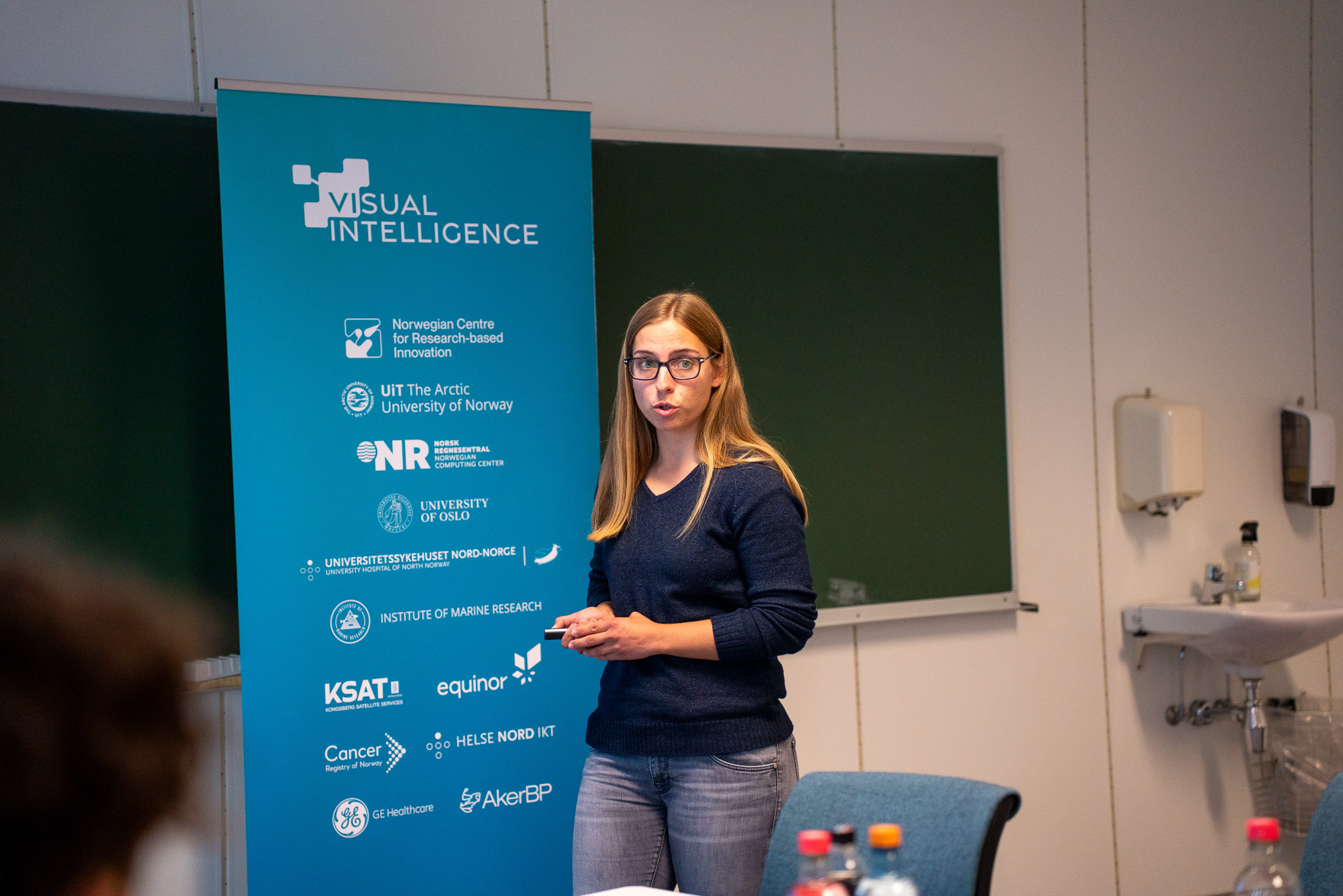 En kvinne presenterer forskningen sin