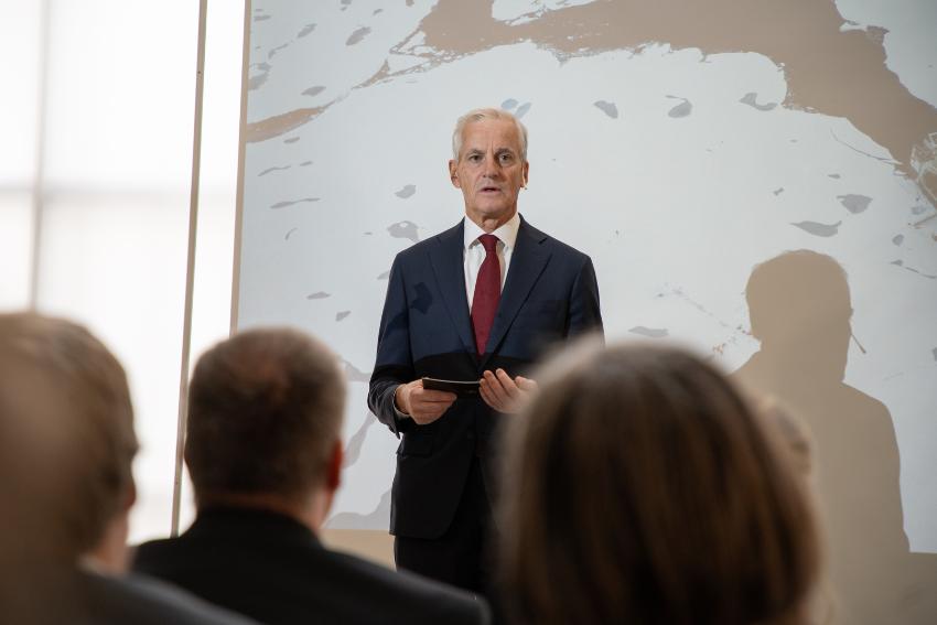 Statsminister Jonas Gahr Støre forpliktet seg til å gi en milliard kroner til forskningsprosjektet Polhavet 2050, på en pressekonferanse på UiT i dag. 