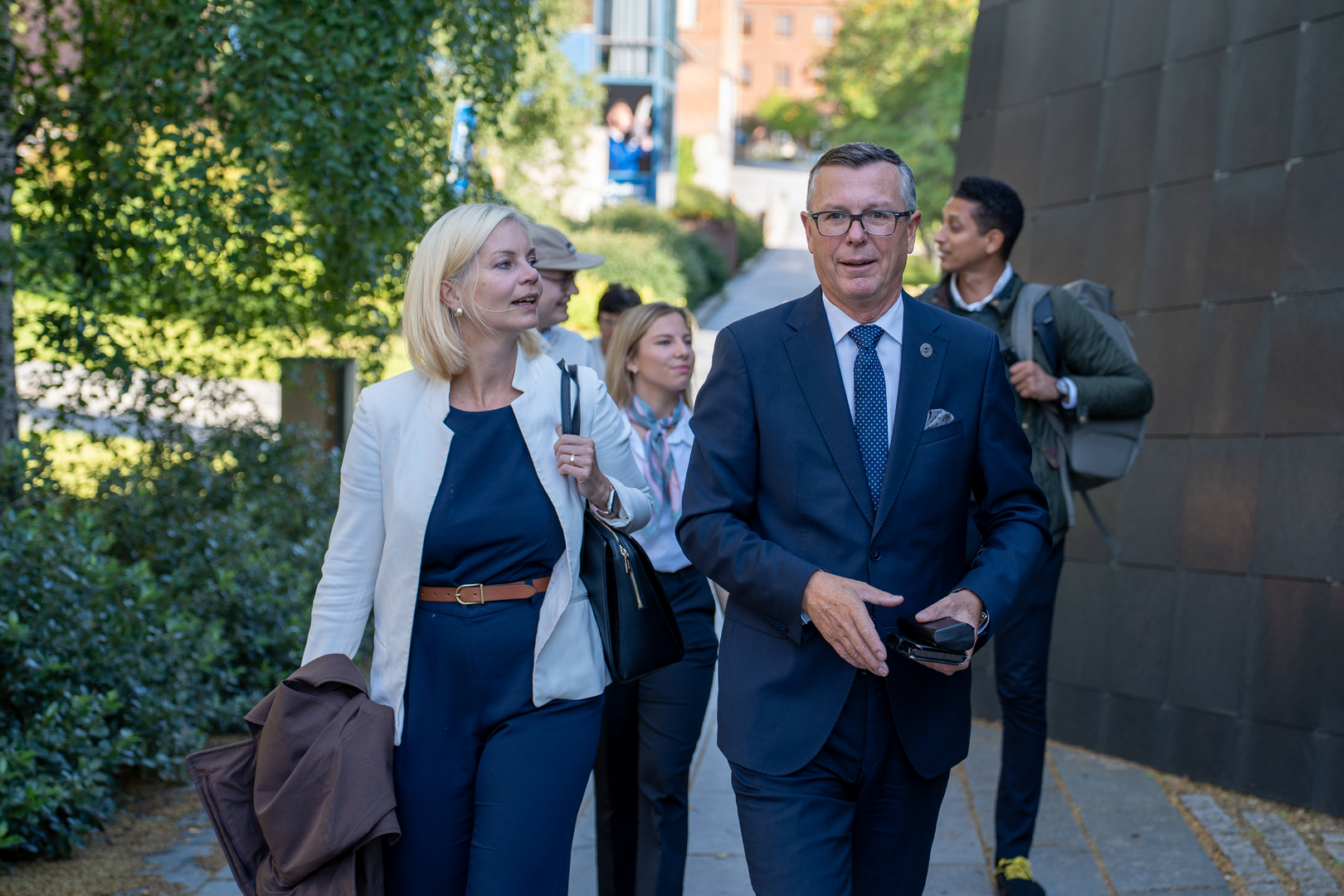 To personer går side ved side.