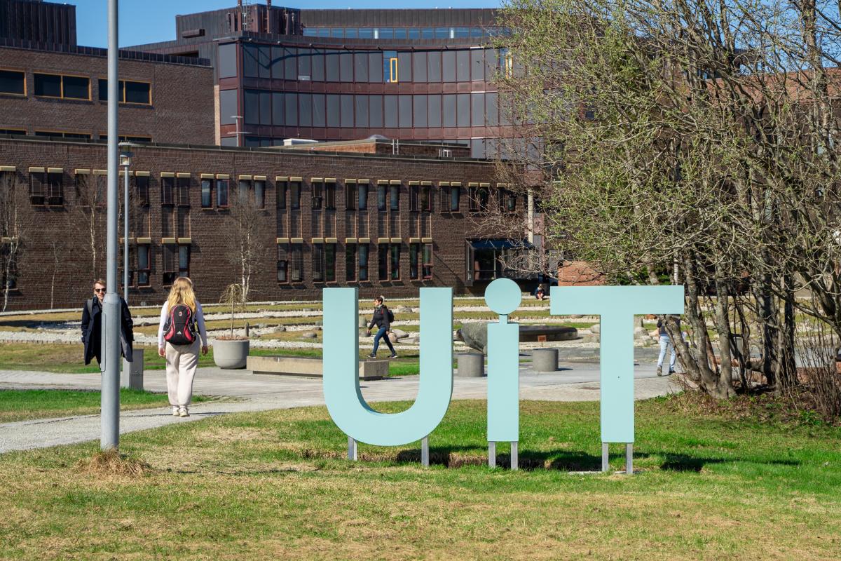 Folk går på campus ved UiT i Tromsø