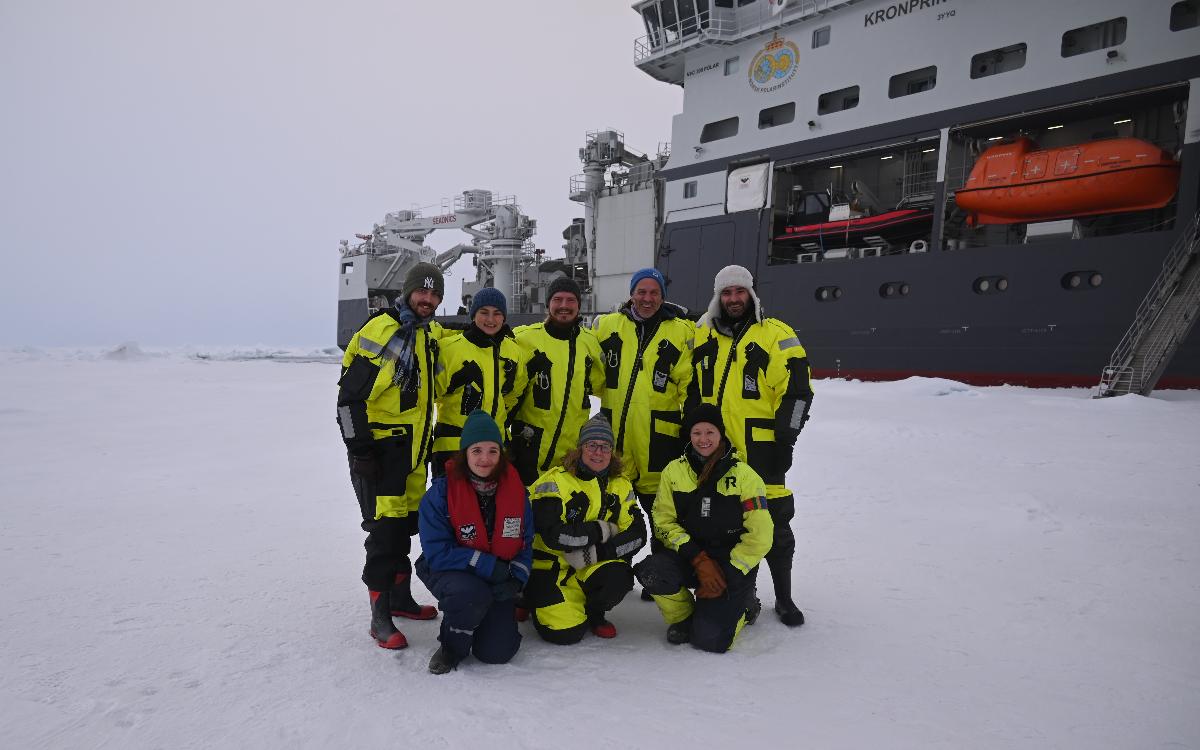 Gruppe mennesker på isen på Nordpolen