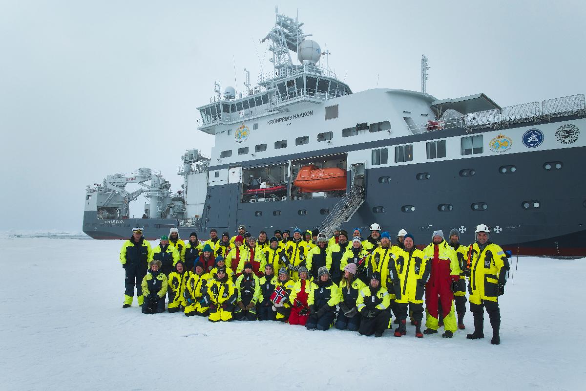 Personer samlet på havisen på Nordpolen