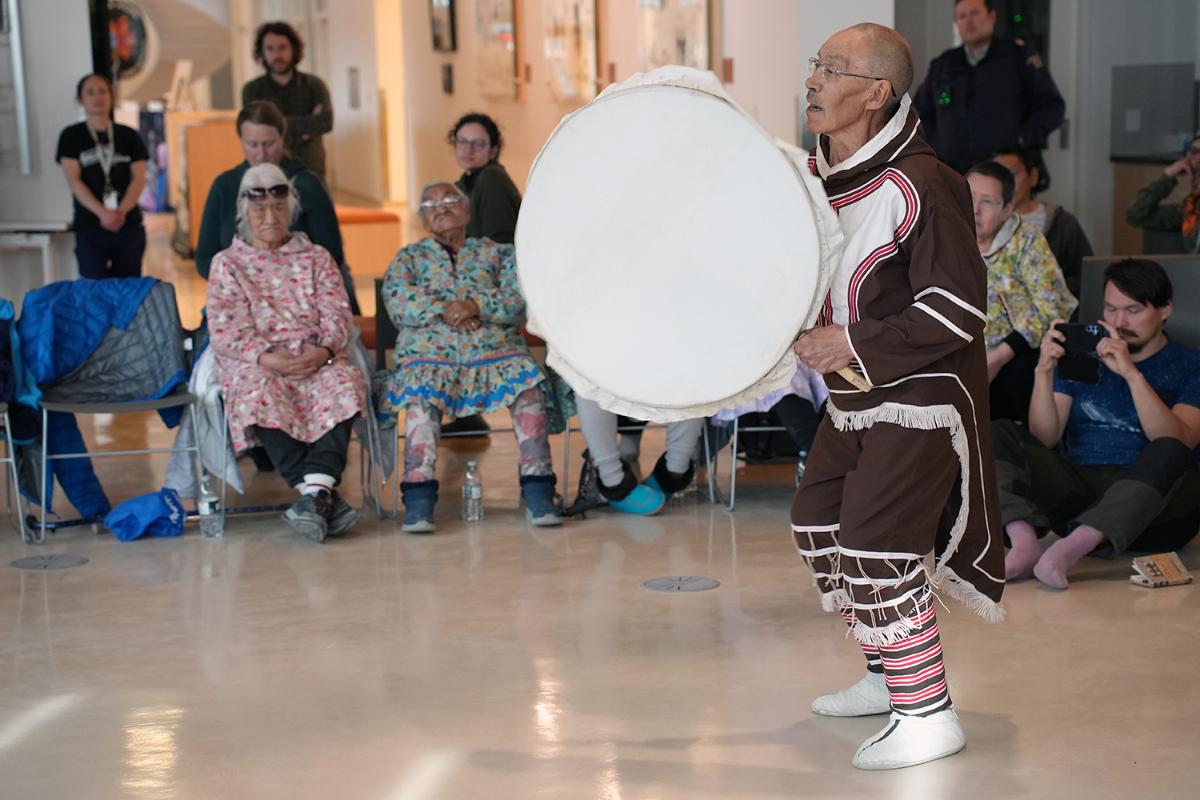 Mann danser med en stor tromme