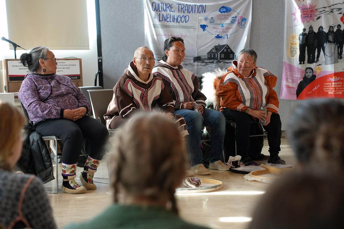 Julia Ogina (t.h.) fortalte om hva sangene betyr for dem.