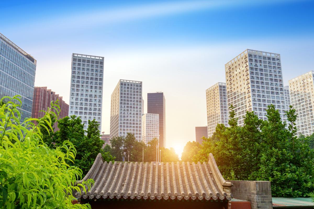 Et tradisjonelt hus omgitt av skyskrapere.