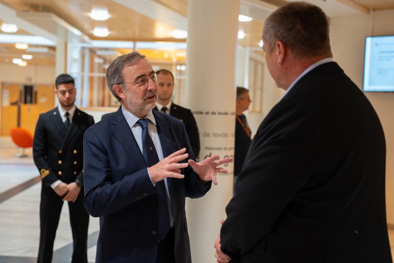 Italias ambassadør i Norge Stefano Nicoletti (t.v) og prorektor Jørgen Berge (t.h) holdt tale under åpningen av utstillingen. I bakgrunnen ser man tre uniformerte menn