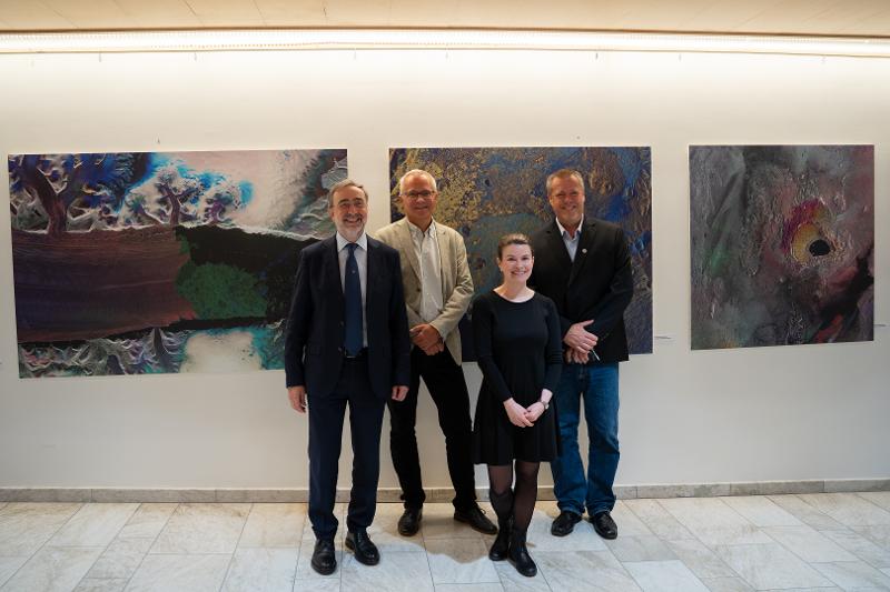 Bildet viser talerne som åpnet utstillingen.  Fra venstre: Italias ambassadør i  Norge Stefano Nicoletti, medlem av  kunstutvalget Kai Mortensen, varaordfører  i Tromsø kommune Line Solbakken og  prorektor Jørgen Berge. I bakgrunnen er fotografier fra utstillingen