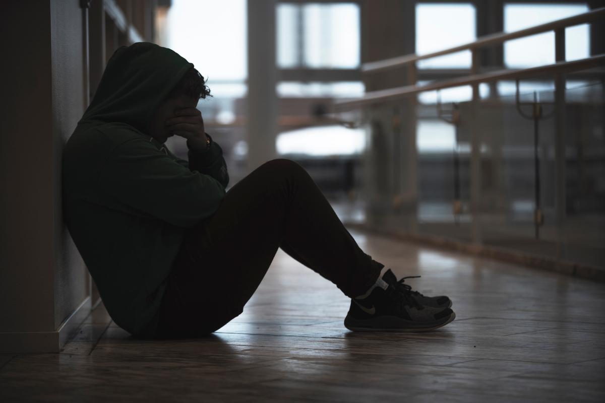 Man sitter ensom i gang