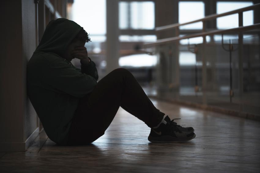 Man sitter ensom i gang