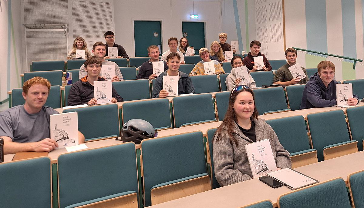 Studentene med sine ordbøker.