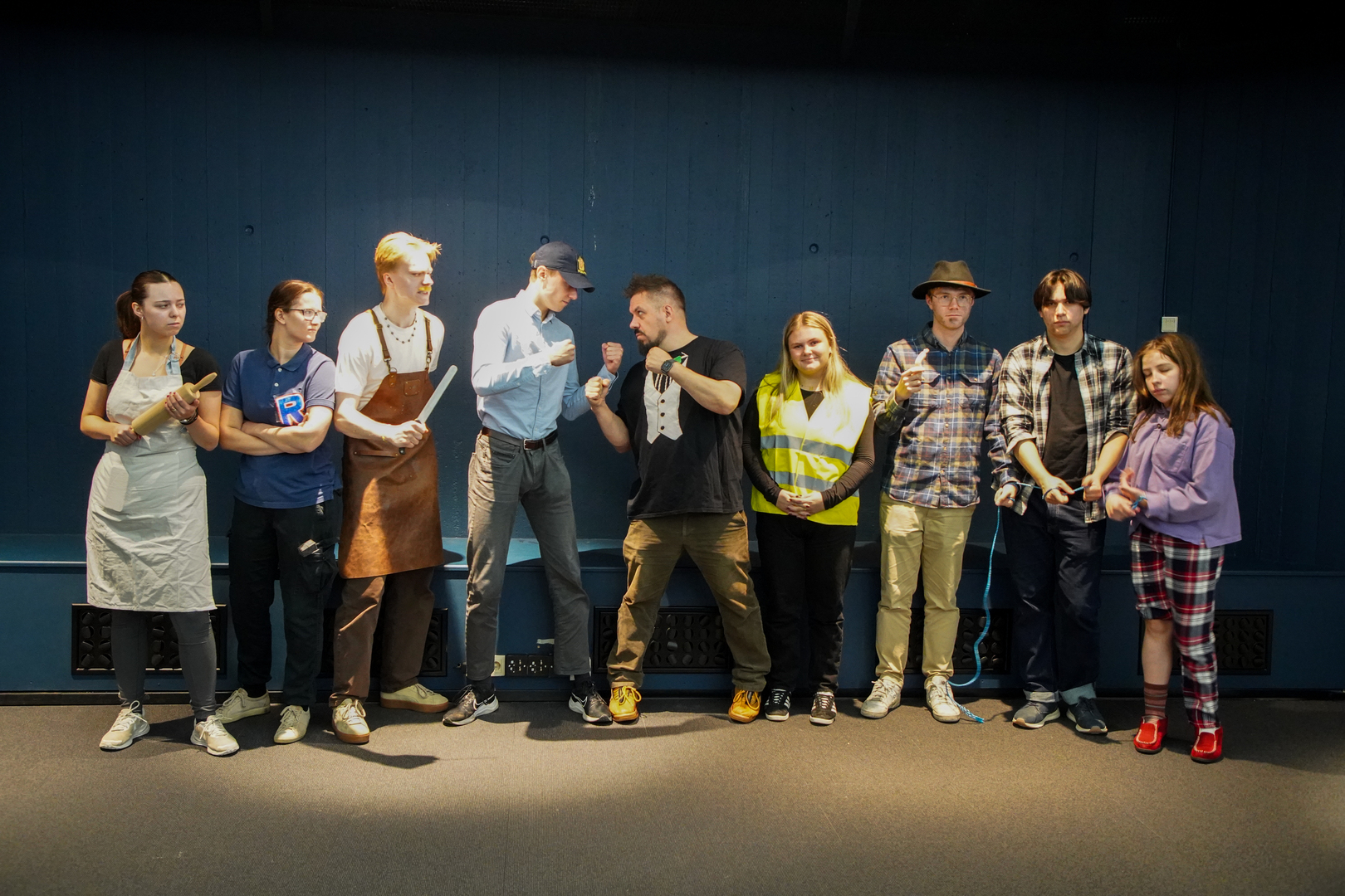 mennesker som viser knyttneven til hverandre