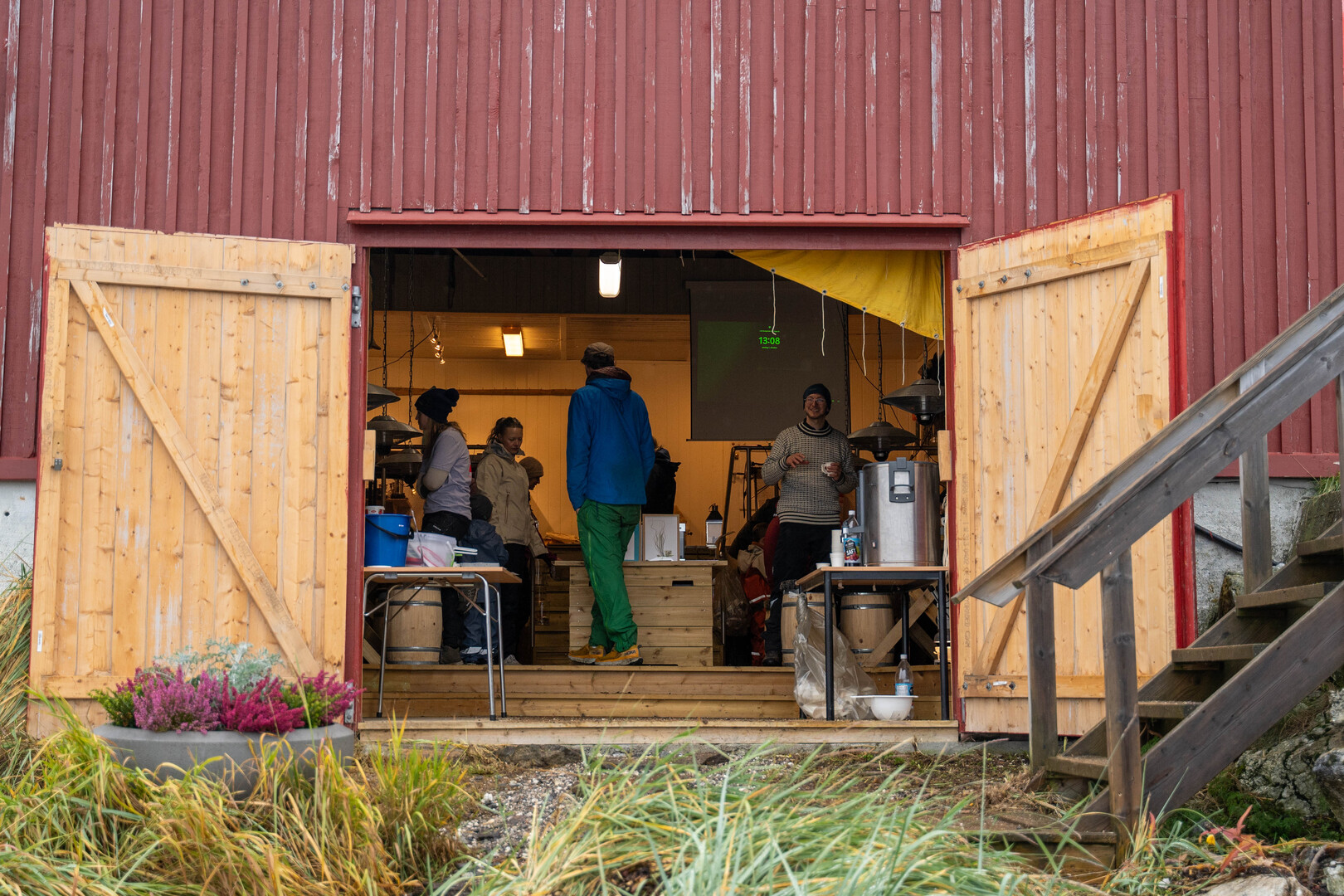 et naust med dørene åpen og full av folk