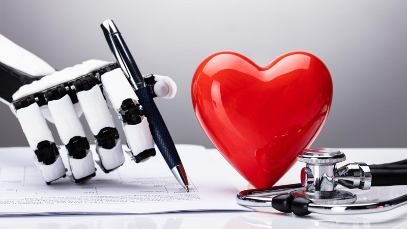 Et illustrasjonsbilde av en robothånd som skriver på et ark med en penn. På pulten ligger det et stetoskop. En ilustasjon av et hjertesymbol er redigert inn over bildet.