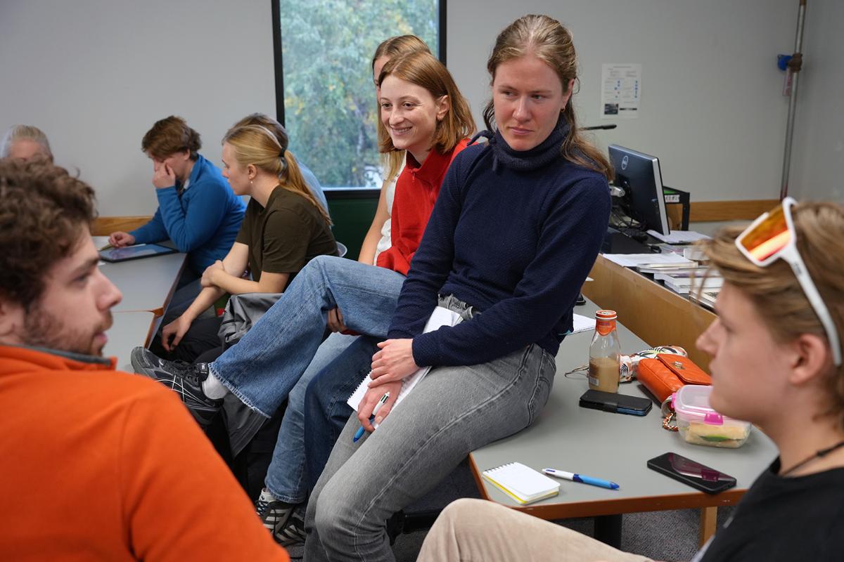 Studenter_litteratur.jpg Students sitting together discussing.