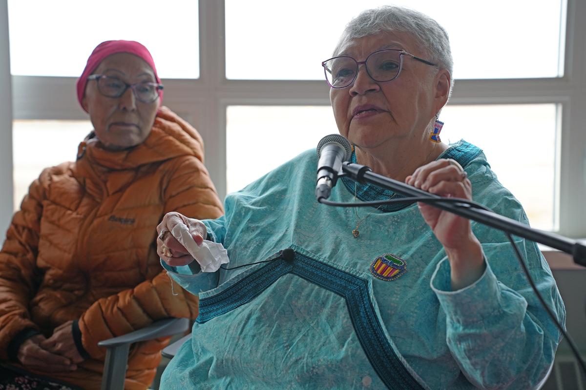 To kvinner ved siden av hverandre.