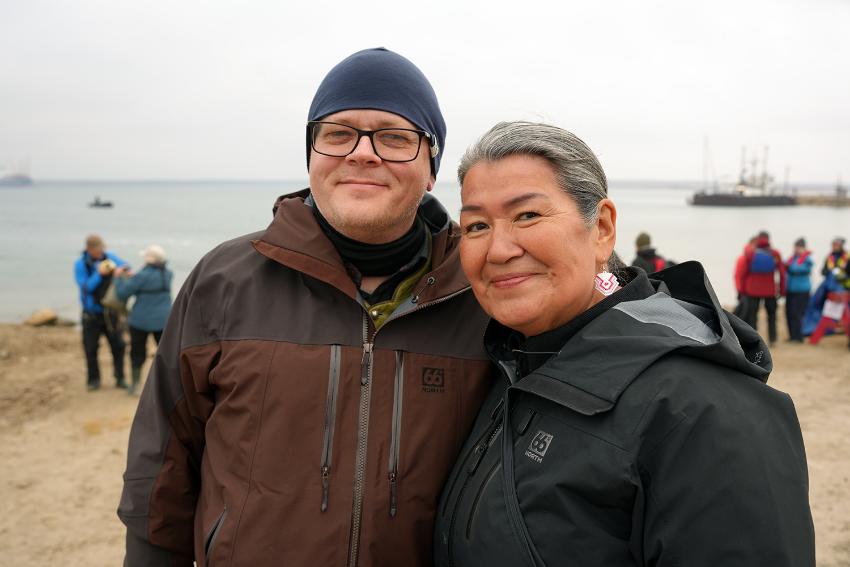 To personer smiler til kamera