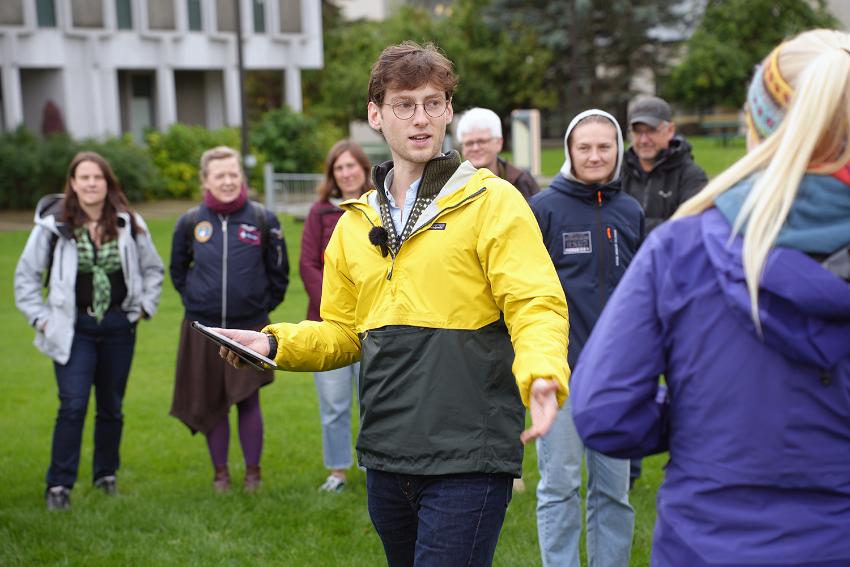 Personer ute på en gressplen.