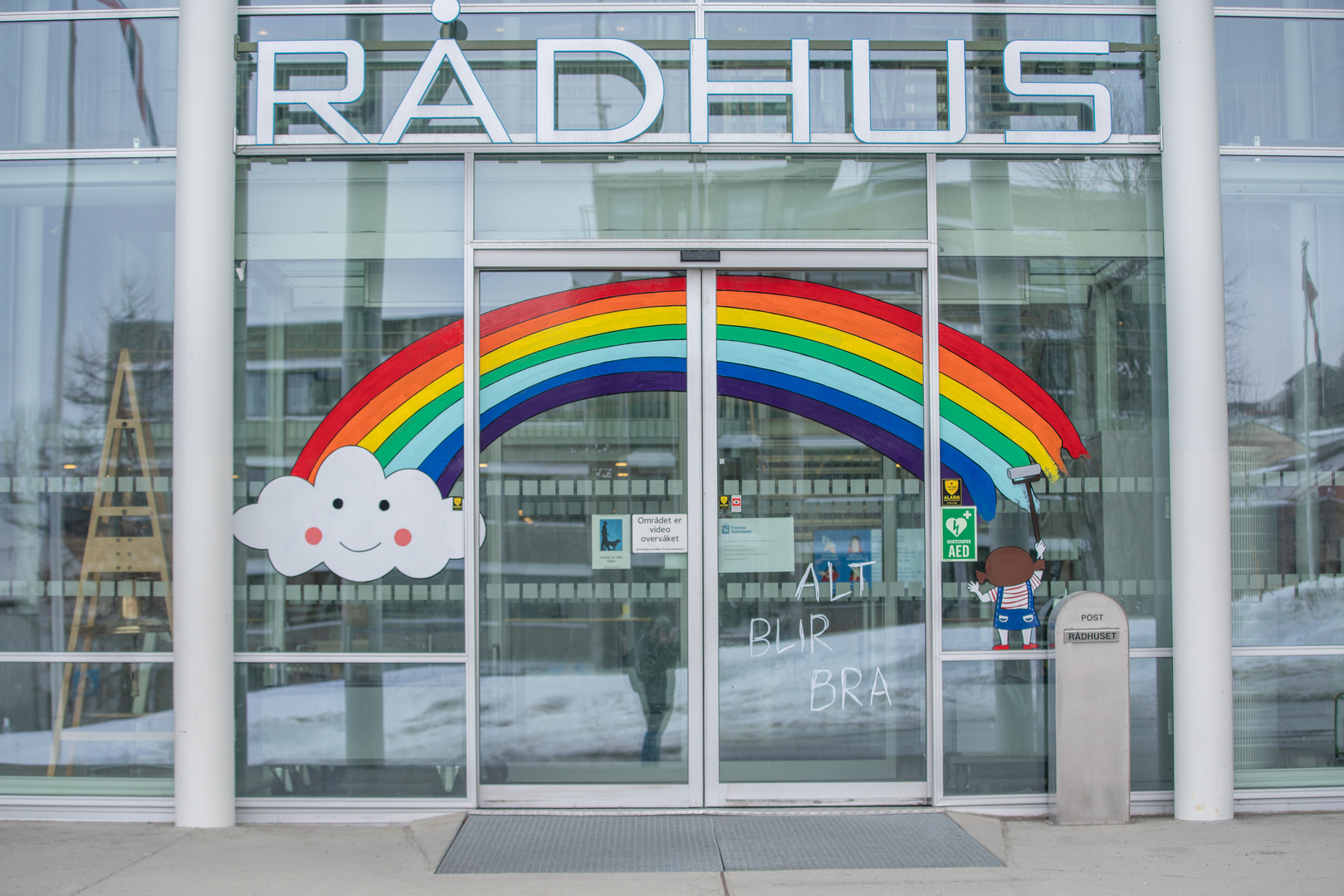 Korona_alt_blir_bra_UIT_14156_Foto_Jonatan_Ottesen (1).jpg Store glassvinduer med en regnbue malt på