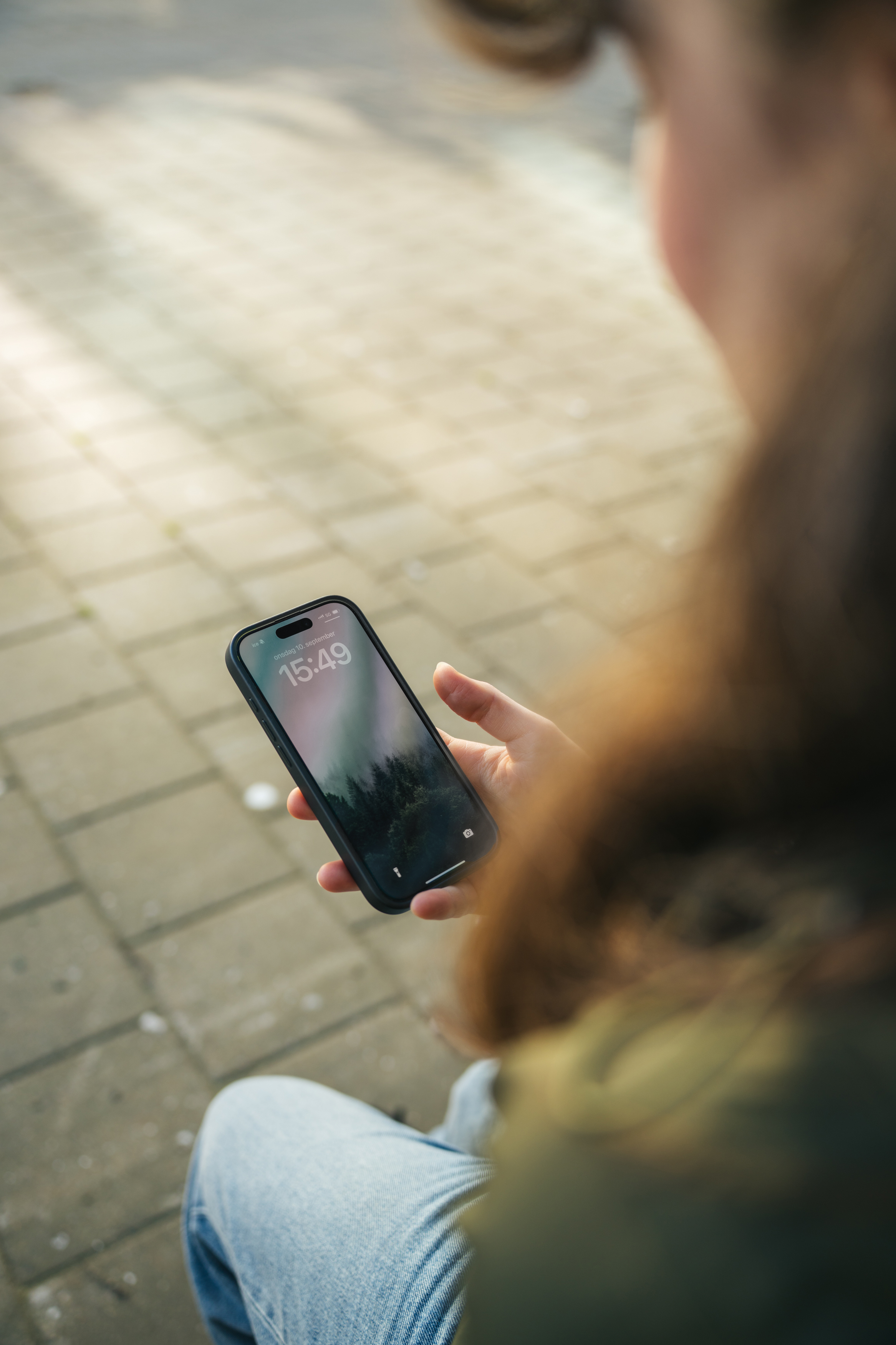 David Jensen @jensenmedia-07683 kopi.jpg jente som ser på mobilen sin