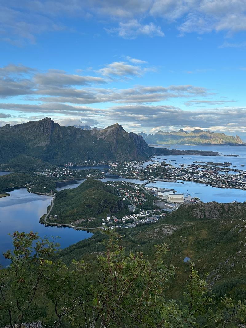 Svolvær mange hus ved fjell og fjord