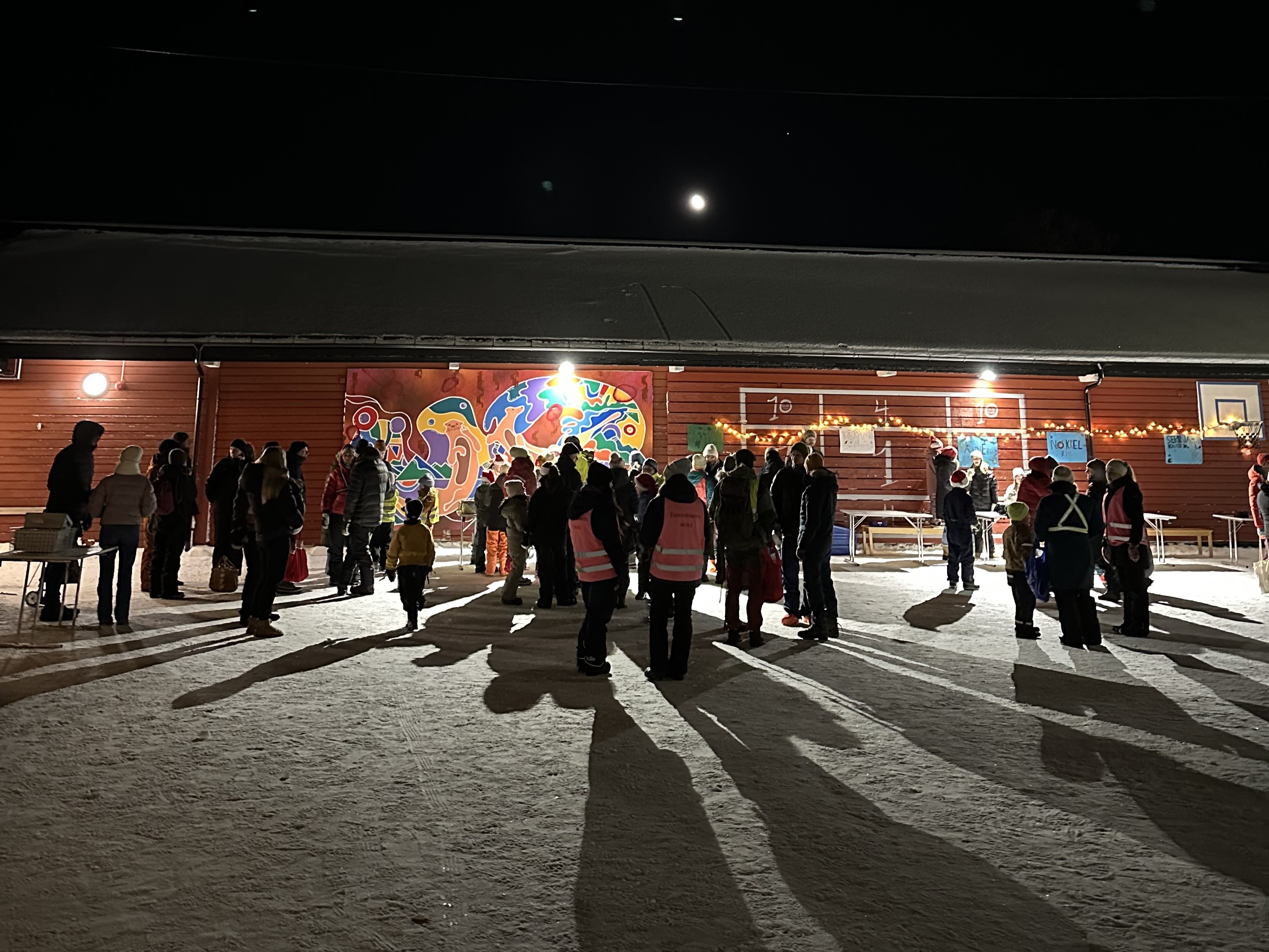 barneskole mennesker samlet på en skole om vinteren ute