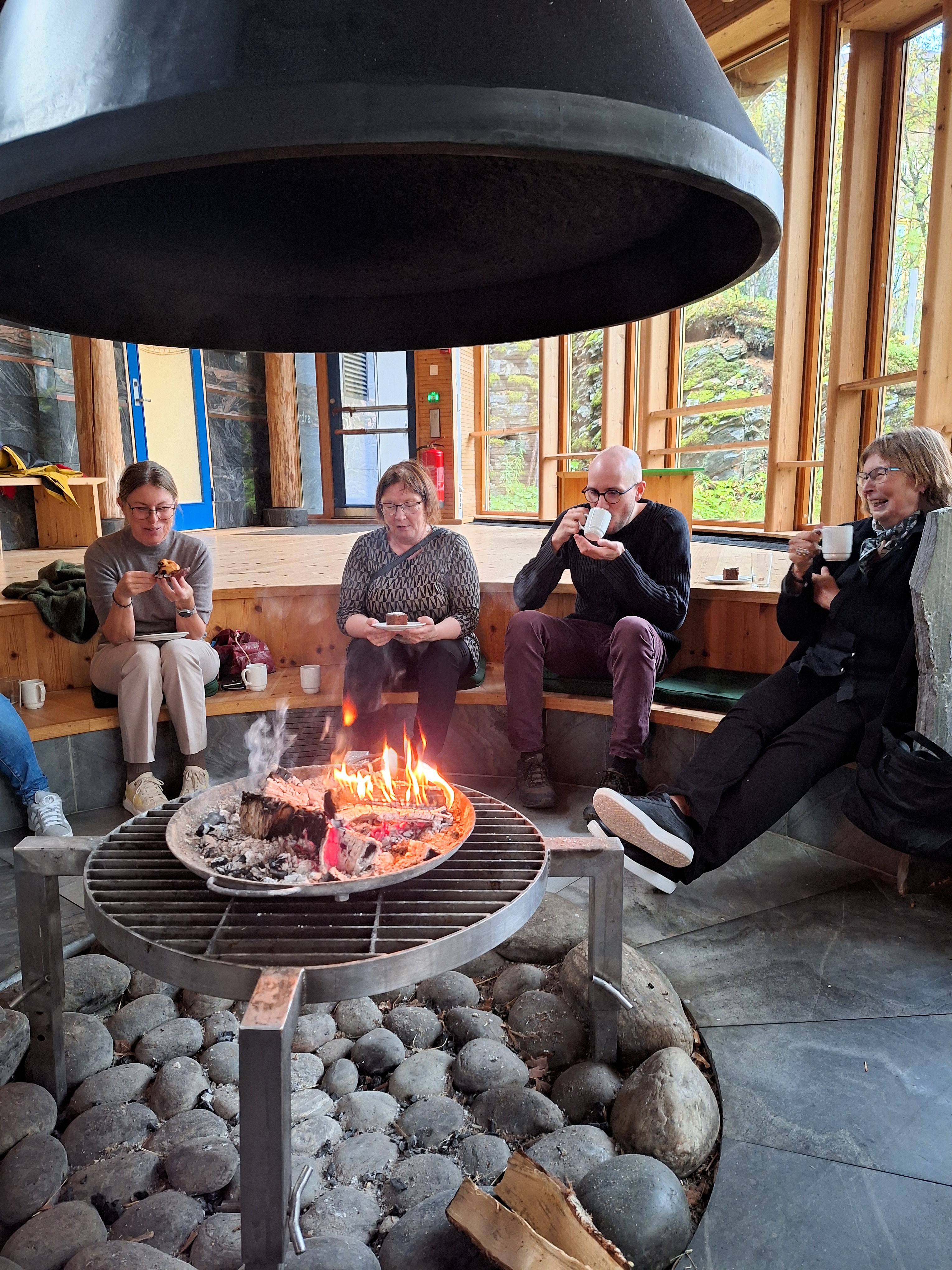 Tre studenter hygger seg i samisk kulturhus. 