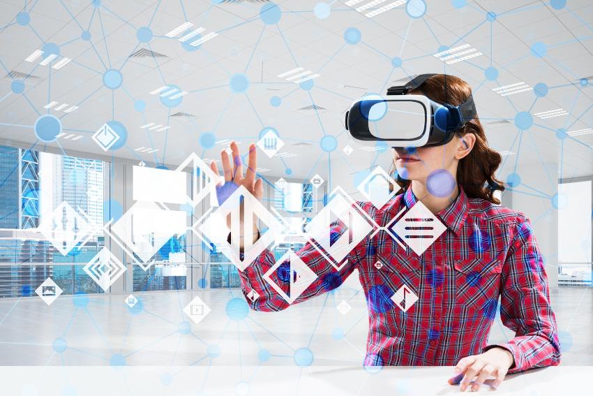 Kvinne som tar i bruk VR-teknologi.