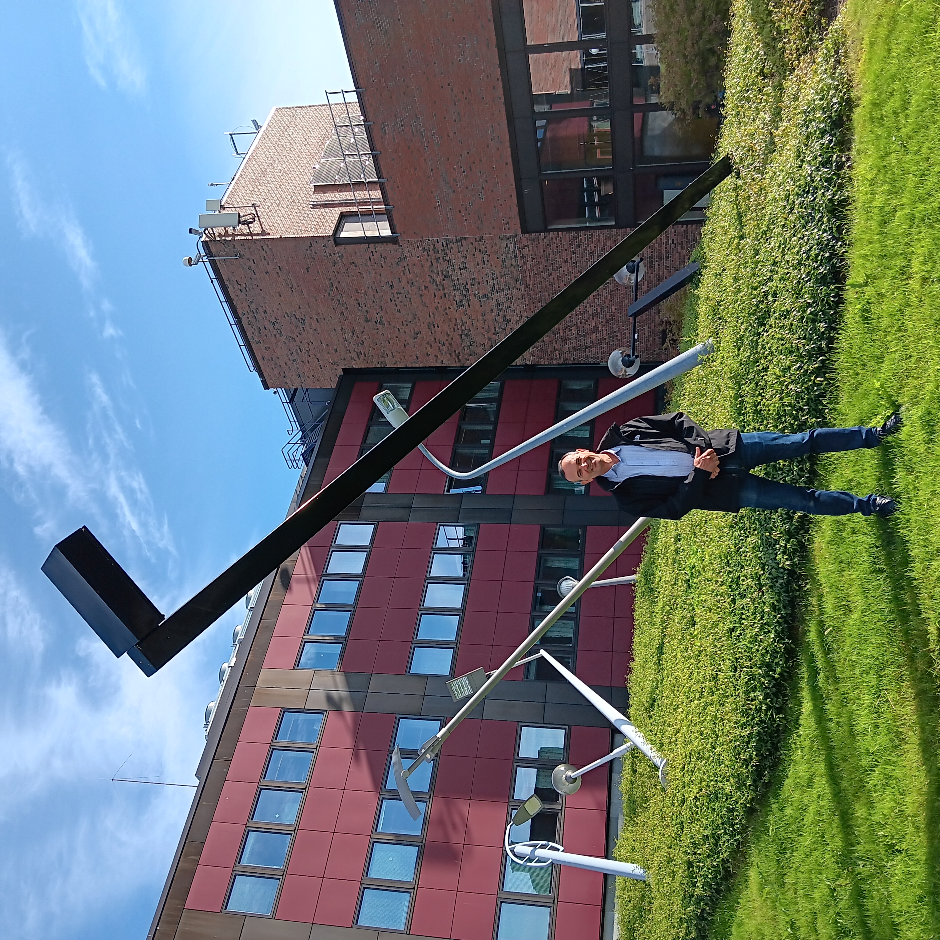 En mann som står foran en kunstinstallasjon.