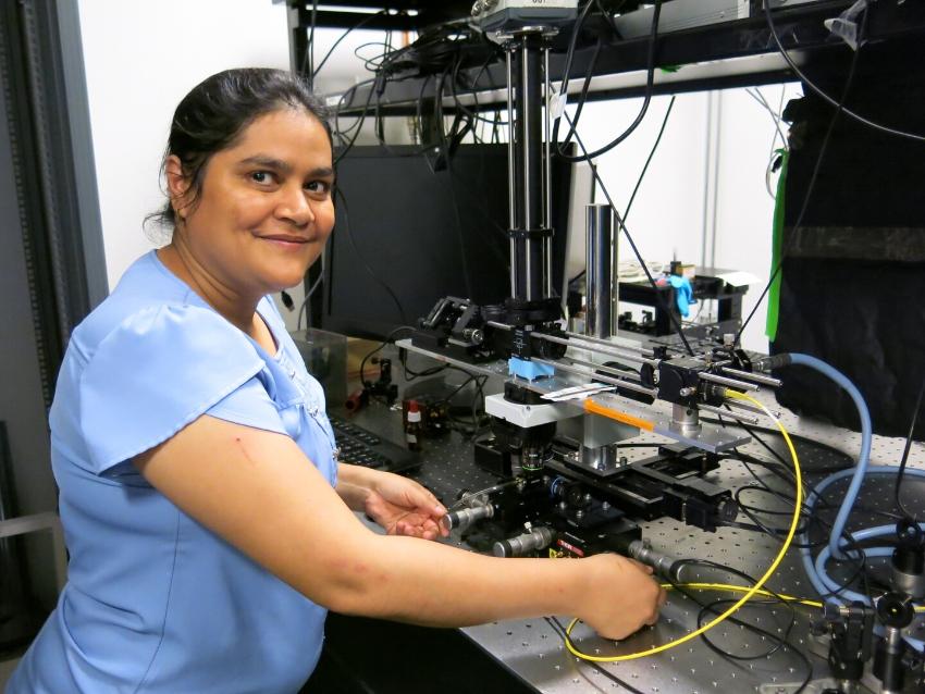 Kvinne i laboratoriemiljø