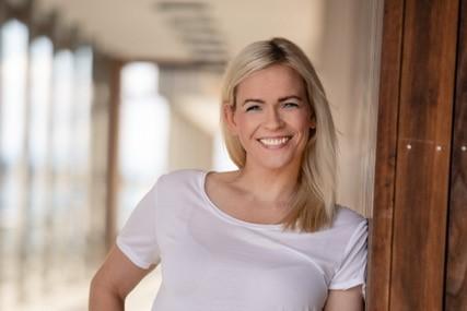 Carina Olset Hovda er konferansier for kvelden, og leder panelsamtalen.