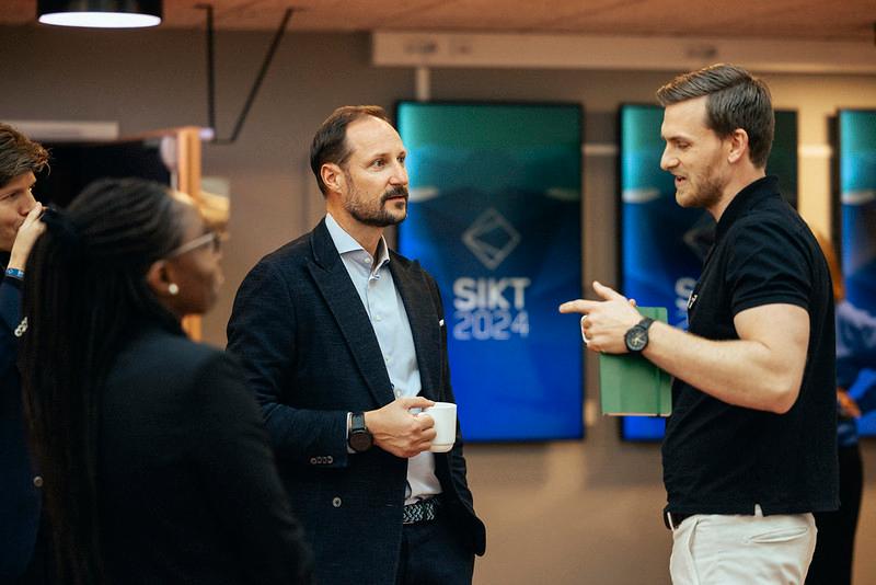 Kronprins Haakon snakker med noen på SIKT konferansen