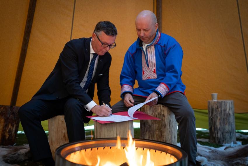 Rektor Dag Rune Olsen signerer avtale