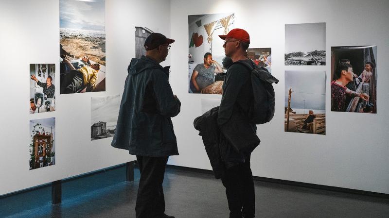 to menn som snakker sammen på en utstilling